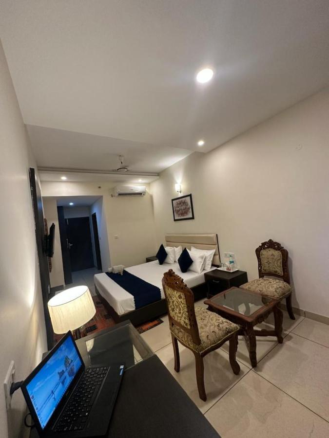 Hotel Jb Residency !! Luxurious & Royal Balcony Rooms !! Large Rooms Zirakpur Esterno foto