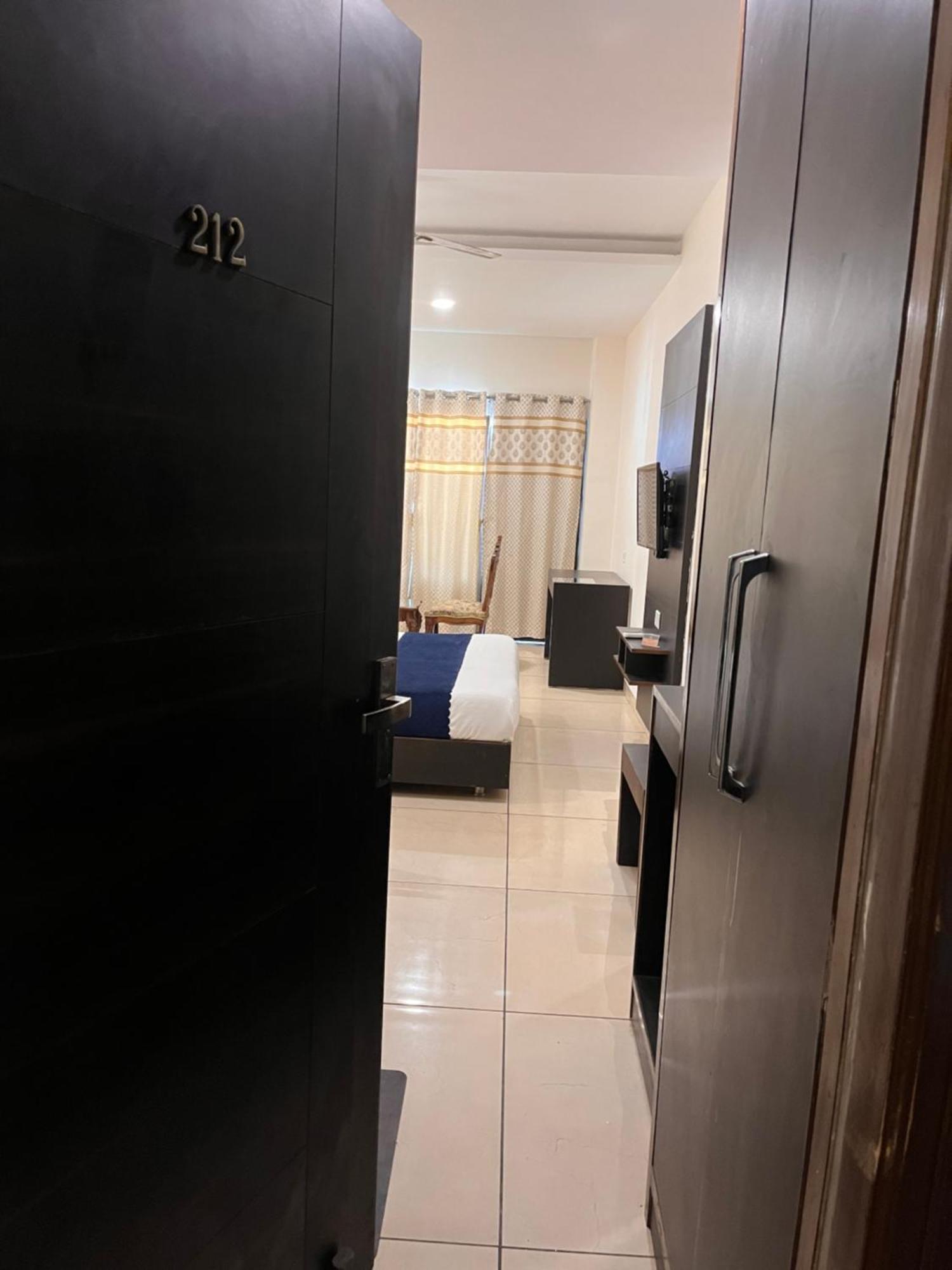 Hotel Jb Residency !! Luxurious & Royal Balcony Rooms !! Large Rooms Zirakpur Esterno foto
