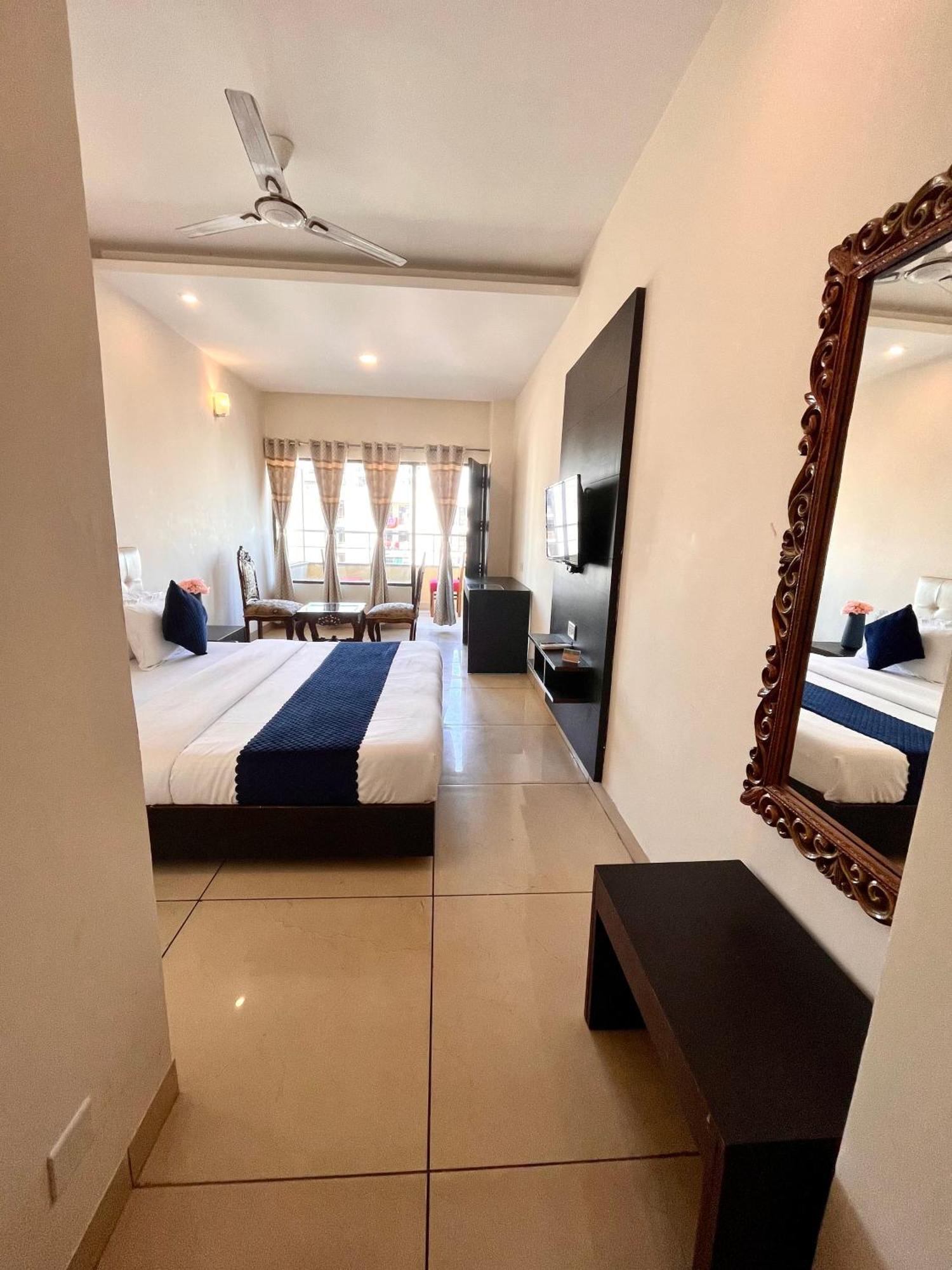 Hotel Jb Residency !! Luxurious & Royal Balcony Rooms !! Large Rooms Zirakpur Esterno foto