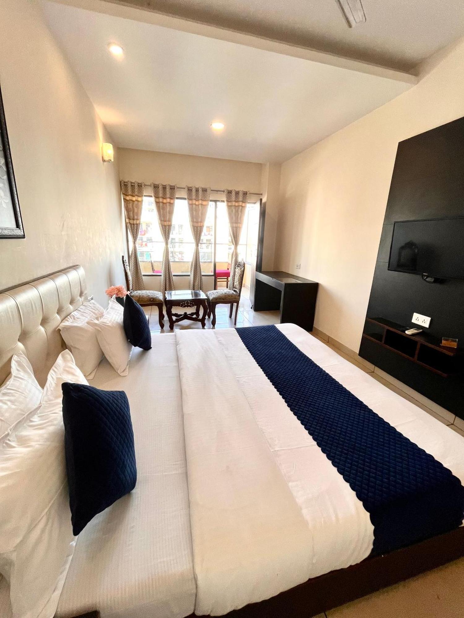 Hotel Jb Residency !! Luxurious & Royal Balcony Rooms !! Large Rooms Zirakpur Esterno foto