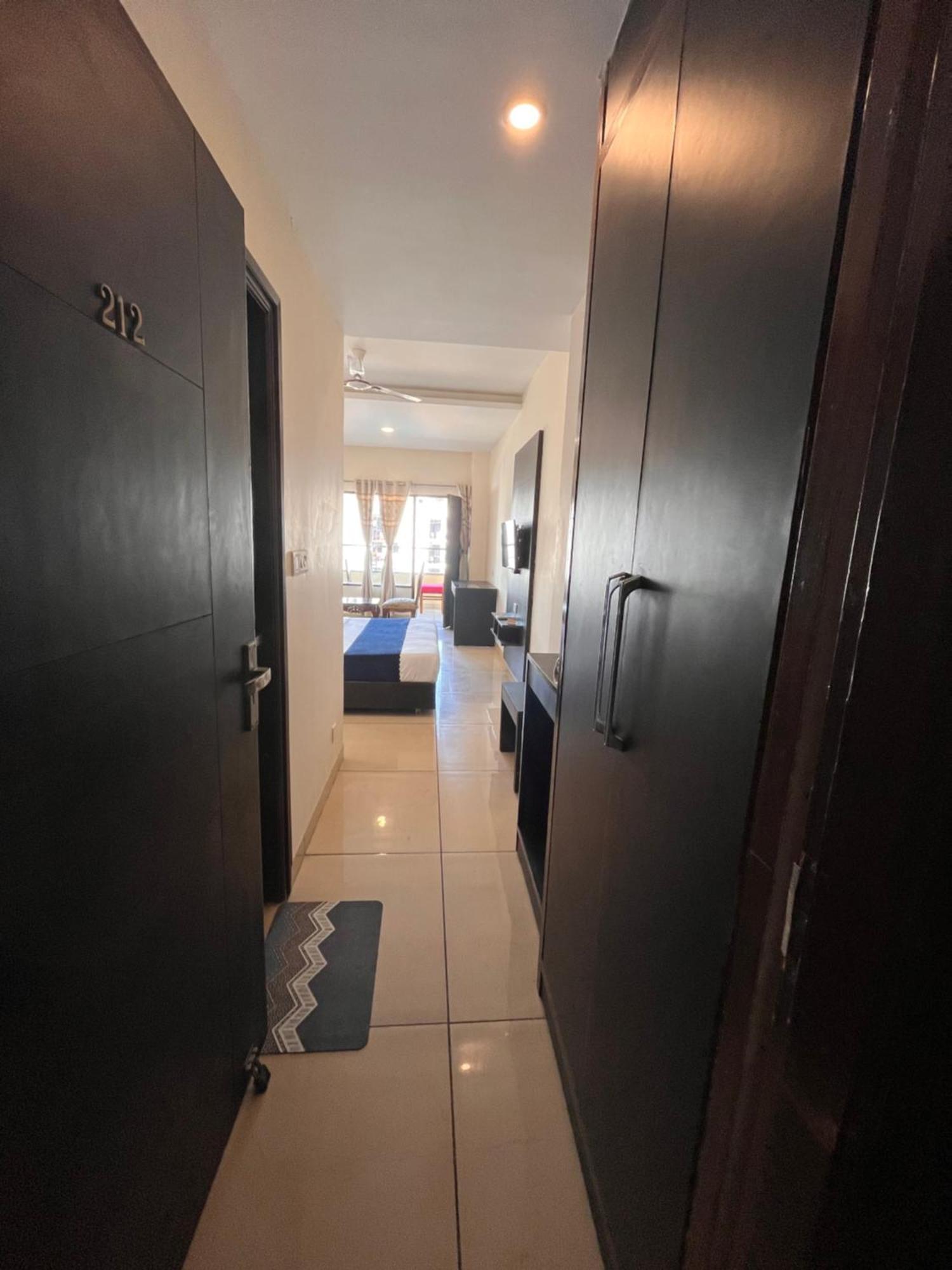Hotel Jb Residency !! Luxurious & Royal Balcony Rooms !! Large Rooms Zirakpur Esterno foto