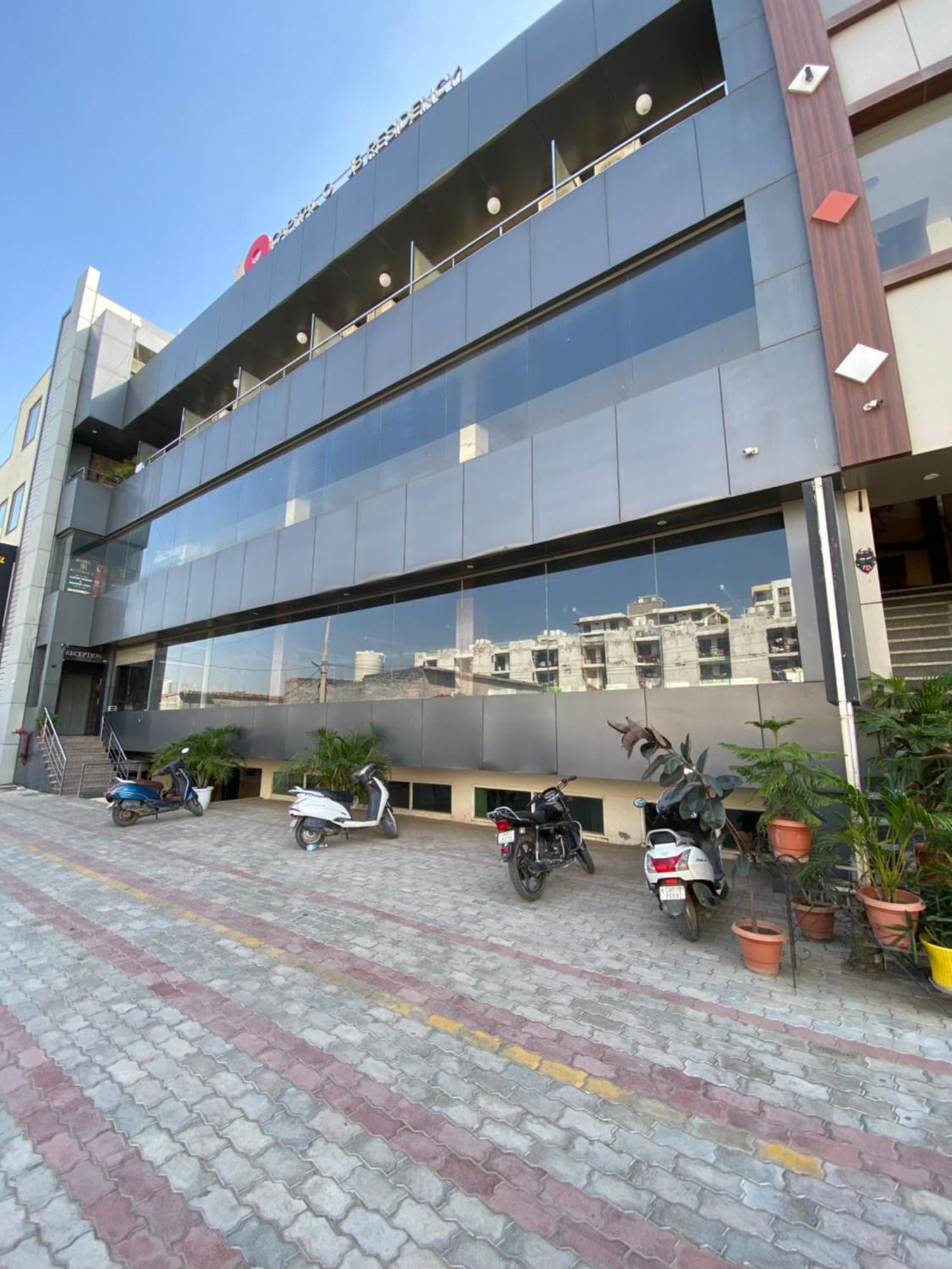 Hotel Jb Residency !! Luxurious & Royal Balcony Rooms !! Large Rooms Zirakpur Esterno foto