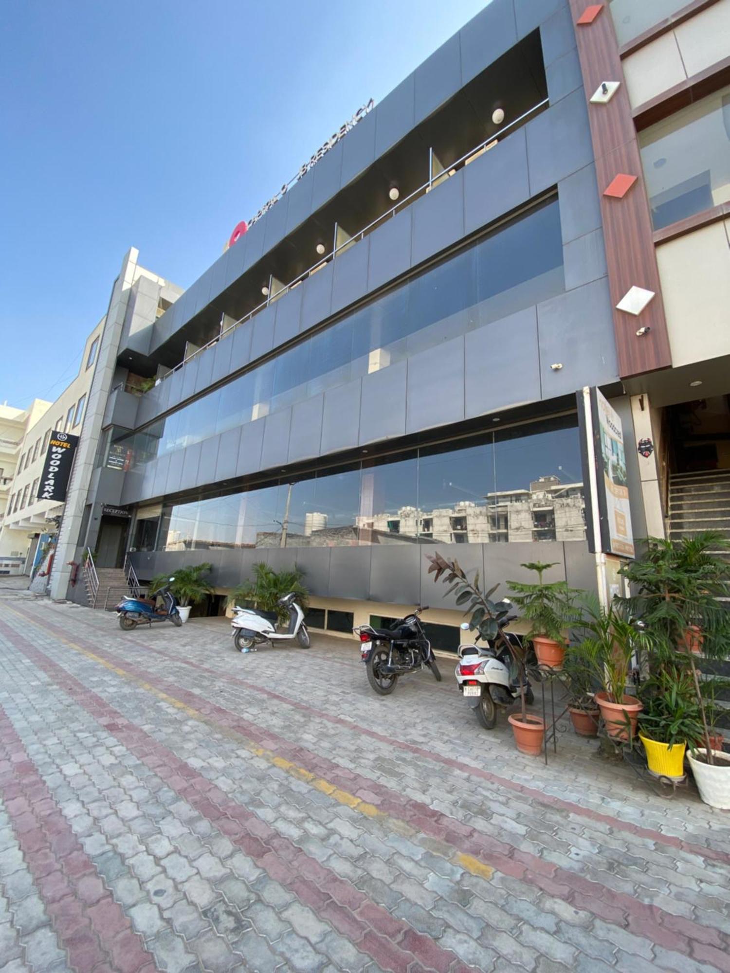 Hotel Jb Residency !! Luxurious & Royal Balcony Rooms !! Large Rooms Zirakpur Esterno foto