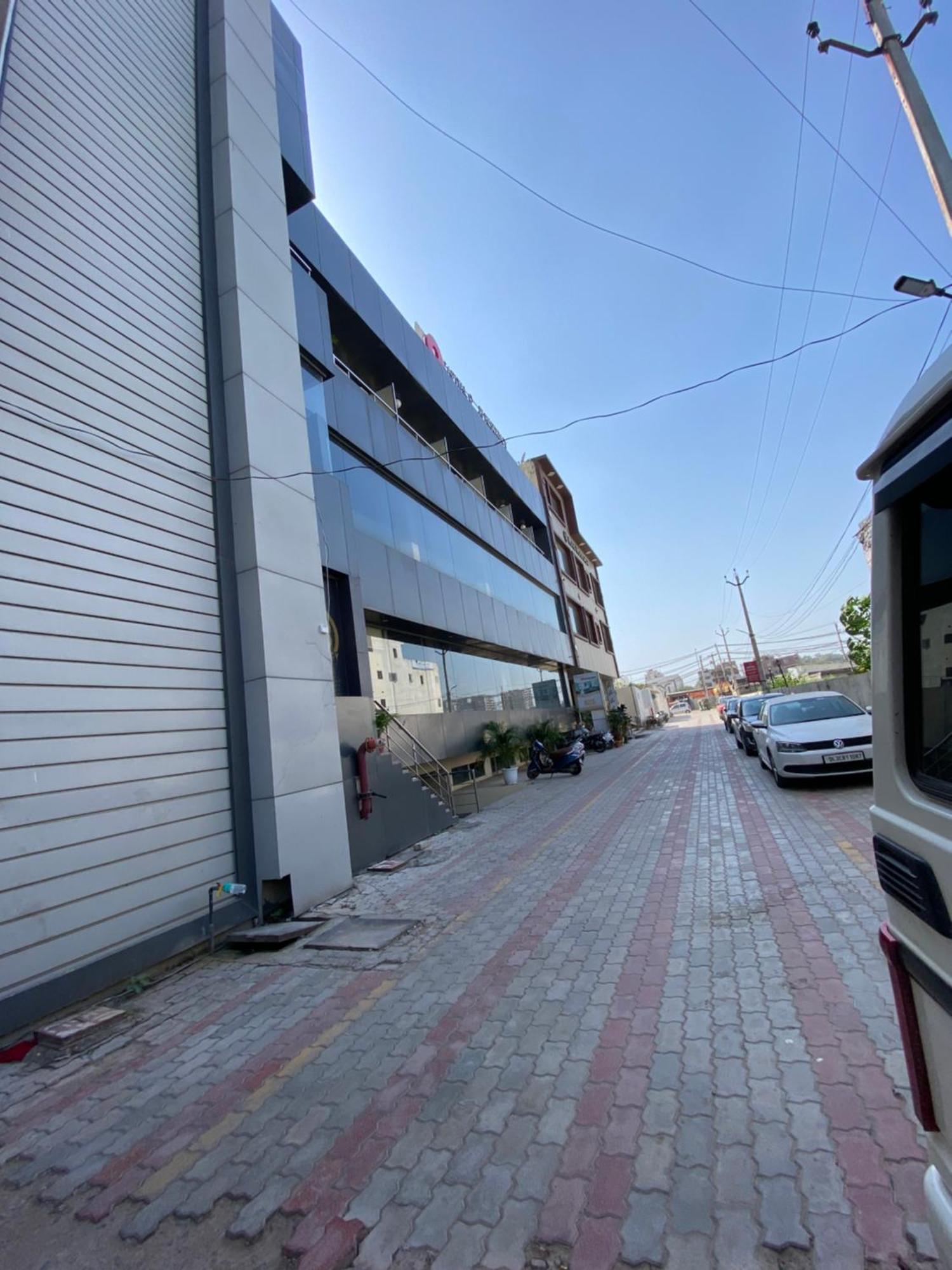 Hotel Jb Residency !! Luxurious & Royal Balcony Rooms !! Large Rooms Zirakpur Esterno foto