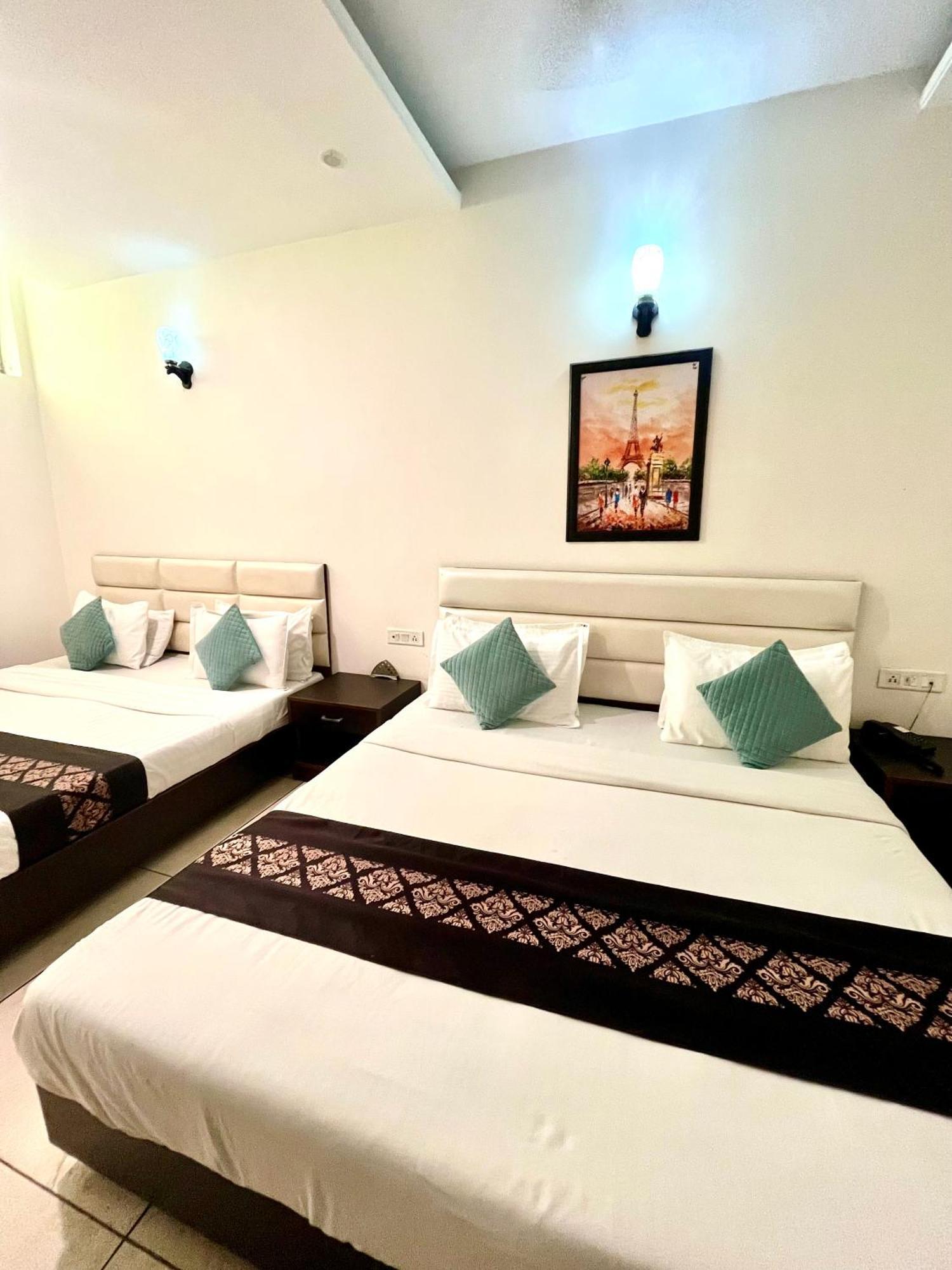 Hotel Jb Residency !! Luxurious & Royal Balcony Rooms !! Large Rooms Zirakpur Esterno foto